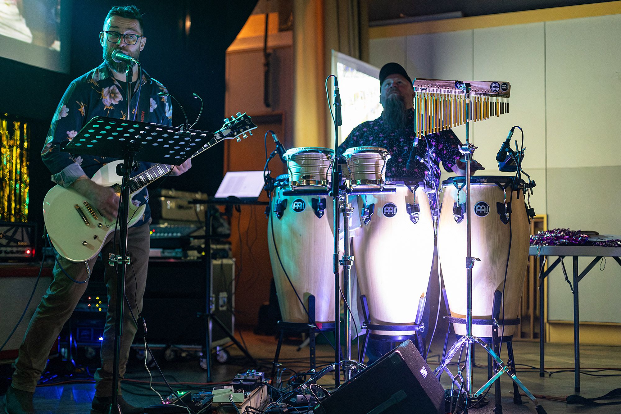 Perkusjonalista Bigiel Band przy kongach i dzwonkach chimes, obok gitarzysta śpiewa do mikrofonu